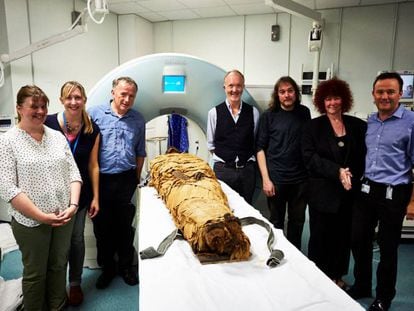 Los autores del trabajo, con David Howard y John Schofield flanqueando la momia de Nesiamón.