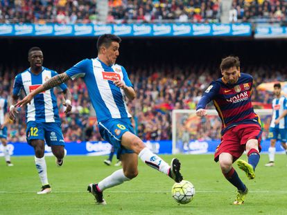 Messi xuta la pilota al costat d'Enzo Roco .