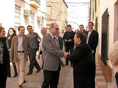 Manuel Chaves saluda a una vecina durante un paseo electoral de ayer por las calles de La Carolina.