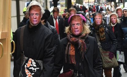 Gente con máscaras de Donald Trump en el desfile por el Día de los Inocentes, el 1 de abril en Nueva York.