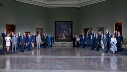 Foto de familia de los jefes de Estado y jefes de Gobierno que han participado en la cumbre de la OTAN en el Museo del Prado.