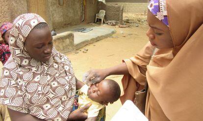 Una vacunadora inmuniza a un bebé en Dambatta, en el norte de Nigeria.