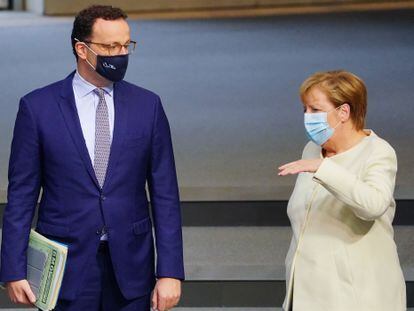 Merkel habla con el ministro de Sanidad de Alemania, Jens Spahn, en el Bundestag.