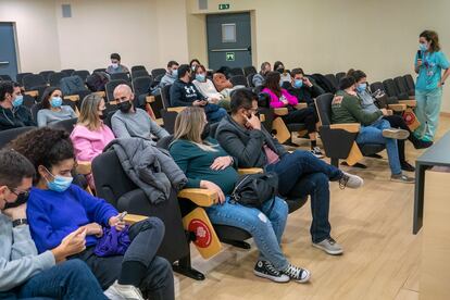 Parejas asisten este miércoles a una sesión sobre partos en el Hospital de Torrejón, en Madrid. ANDREA COMAS