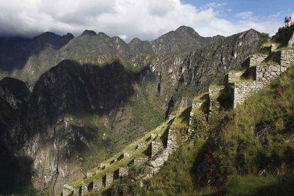 Terrazas andinas en el Machu Picchu, con la cordillera montañesa al fondo.