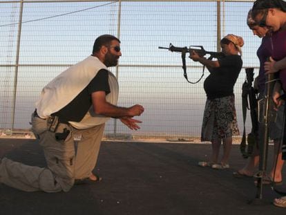 Colonas israel&iacute;es entrenan en una pista de baloncesto en el asentamiento jud&iacute;o Pnei Kedem, en septiembre de 2011.