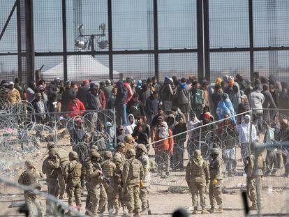 Migrantes después de romper las barreras establecidas en el Río Grande en El Paso, Texas, el 21 de marzo.