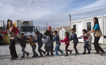 Niños refugiados juegan este jueves en un campo de registro macedonio mientras esperan un tren a Serbia.