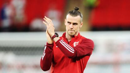 Gareth Bale se despide de la afición galesa tras perder ante Inglaterra en el Mundial de Qatar, el 29 de noviembre.