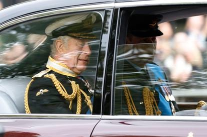 El rey Carlos III y su hijo Guillermo, príncipe de Gales, durante su traslado en coche hasta la abadía de Westminster.