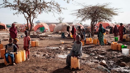 Personas desplazadas por la sequía esperan para recibir agua en un campo de refugiados en Baidoa, Somalia, el pasado febrero.