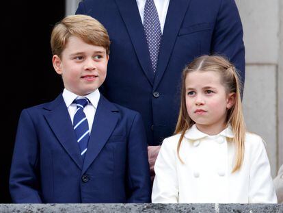 El príncipe Jorge y la princesa Carlota, con un abrigo de Amaia Kids, el pasado 5 de junio de 2022 en el palacio de Buckingham durante las celebraciones del Jubileo de Plata de Isabel II.