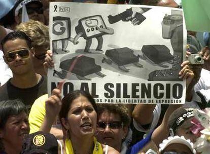 Manifestantes protestan contra la decisión del Gobierno de Chávez de no renovar la licencia al canal RCTV.