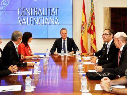 Alberto Fabra y Mar&iacute;a Jos&eacute; Catal&agrave; con representantes del sector audiovisual.