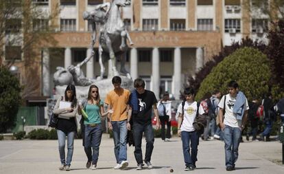 Estudiantes cerca de la Facultad de Medicina. 