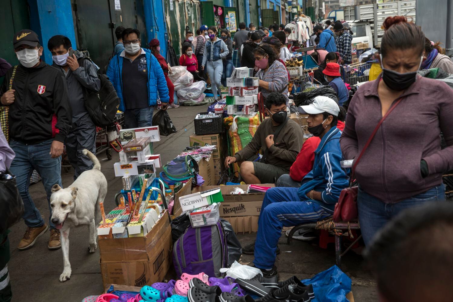 Vendedores ambulantes, protegidos con mascarillas en Lima.