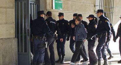 Miguel Carcaño entra a los juzgados de Sevilla rodeado de policías en una declaración ante el instructor.