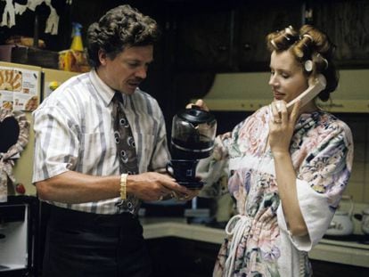 Geena Davis ofrece una taza de café recién hecho a Christopher McDonald en 'Thelma & Louise' (1991).