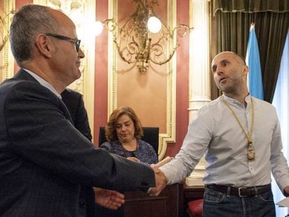 Jácome, a la derecha, saluda al regidor saliente, el popular Jesús Vázquez, en su toma de posesión.