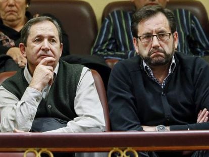 El alcalde del Condado de Trevi&ntilde;o, Ignacio Portilla, y el de la Puebla de Arganz&oacute;n, Roberto Ortiz, asisten al pleno del Congreso.