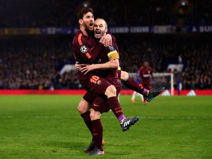 Messi e Iniesta celebra el gol del empate en Stamford Bridge.