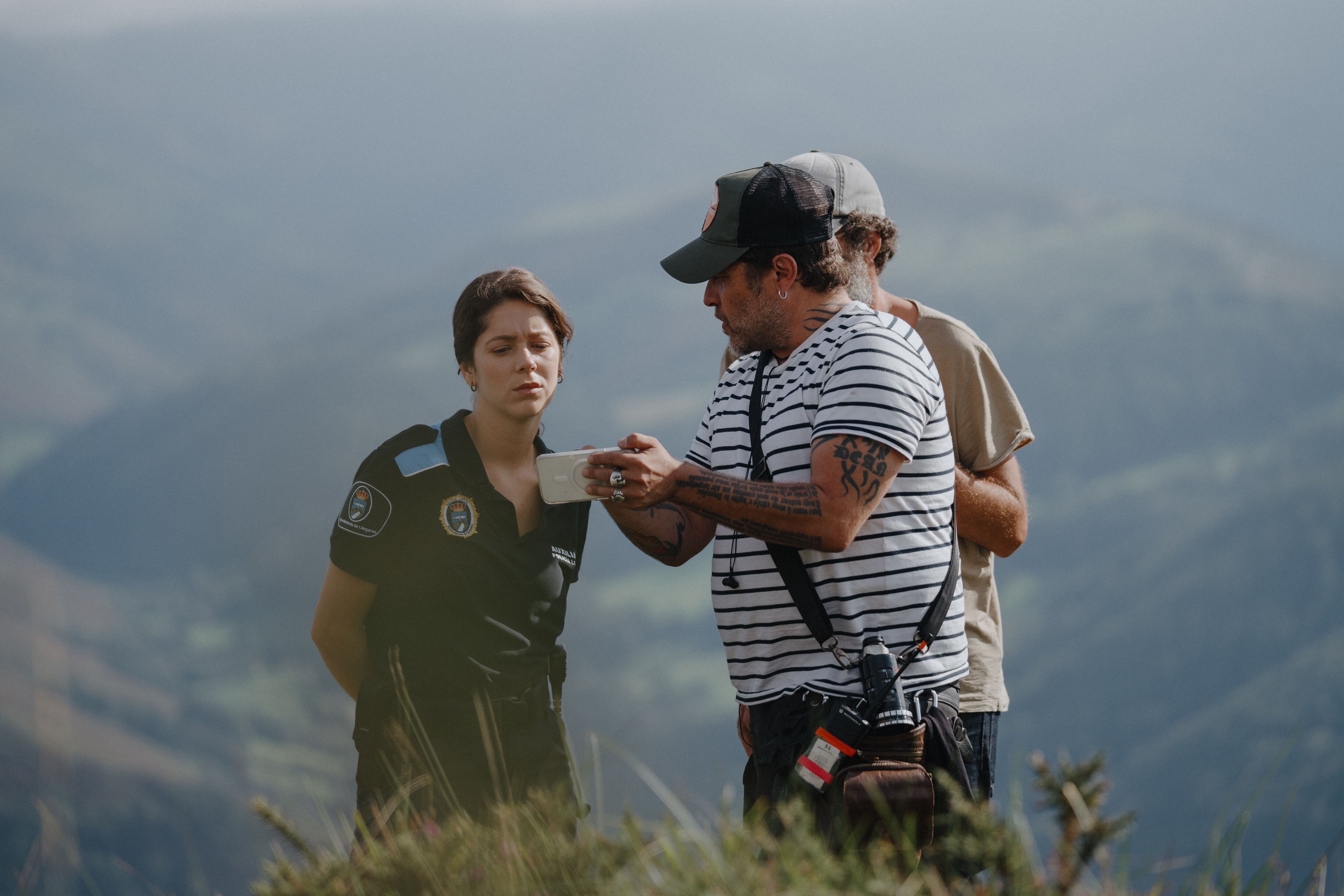 Uno de los directores de 'Segunda Muerte', Óscar Pedraza, le da indicaciones a Georgina Amorós, caracterizada como Sandra.