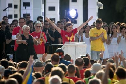 Carme Forcadell, con los brazos en alto, se dirige a los asistentes a la manifestaci&oacute;n del pasado 11 de septiembre en Barcelona.