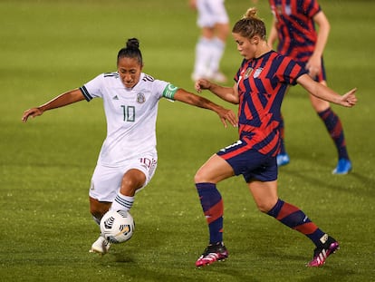 Stephany Mayor de México controla el balón frente a Abby Dahlkemper, durante un amistoso entre México y EE UU.