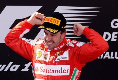 Fernando Alonso celebra la victoria en Montmeló
