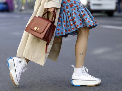 La modelo e ‘influencer’ Frankie Miles en las calles de Berlín (Alemania) con unas zapatillas de plataforma, en color blanco, de Converse. GETTY IMAGES.
