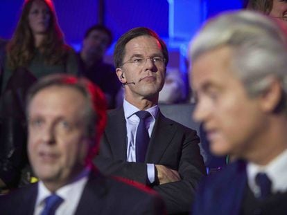 Mark Rutte (c) y Geert Wilders, tras el debate que les enfrent&oacute; en La Haya el lunes