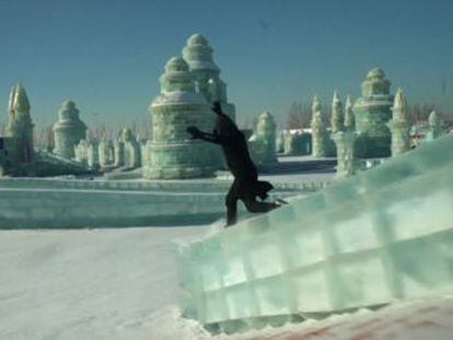 El especialista alemán Jason Paul exhibe sus acrobacias en los bordillos congelados de la Ciudad de Hielo de Harbin, en China