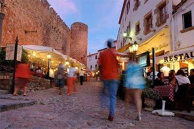 Cena al atardecer en un restaurante de la zona amurallada en el casco histórico de Tossa de Mar, Girona.