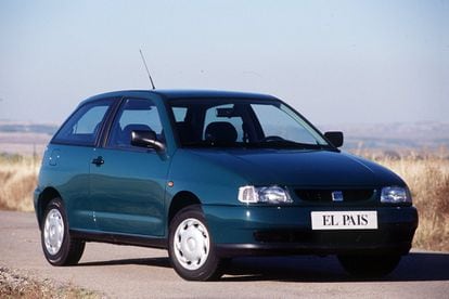 El Seat Ibiza es el modelo más popular de la marca española. Comenzó a producirlo en 1984 y desde entonces se han vendido más de cinco millones de unidades. Seat bautizó como Ibiza a este modelo, dirigido a un público joven, por la personalidad de la isla balear. Fue el primer modelo fabricado de forma independiente por Seat tras la salida de Fiat de su accionariado.