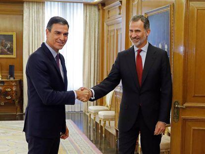 Felipe VI saluda al líder del Partido Socialista PSOE, Pedro Sánchez.