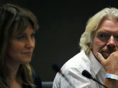 Richard Branson y la actriz Lucy Lawless, el jueves en la cumbre de Rio de Janeiro.