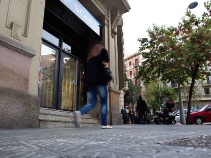 El detenido acuchill&oacute; el s&aacute;bado a una mujer con la que dorm&iacute;a en este cajero del Eixample.