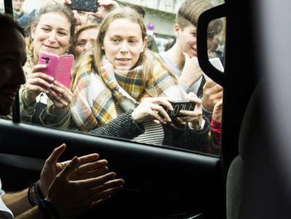 Unas muchachas fotograf&iacute;an a Pablo Iglesias en su furgoneta electoral en Santiago de Compostela, Galicia. 