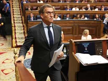 Alberto Núñez Feijóo regresa a su escaño tras intervenir en la segunda jornada del debate de investidura este martes.