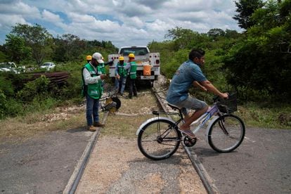 Un hombre cruza en bicicleta un tramo de los trabajos del Tren Maya en la comunidad de Chocholá, Yucatán (México).