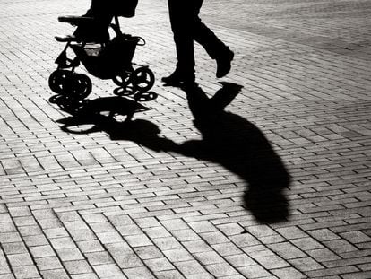 La sombra de un carrito de paseo.