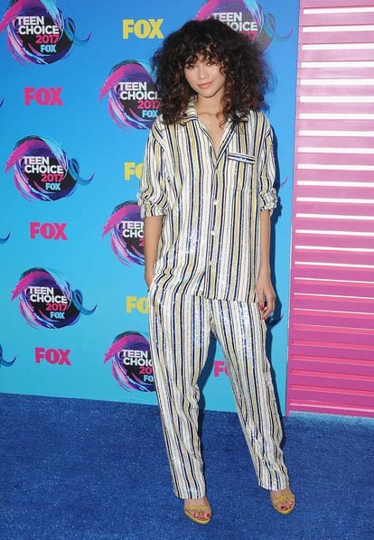 La actriz Zendaya apostó por un estilismo 'pijamero' estampado a rayas firmado por la marca británica Ashish.