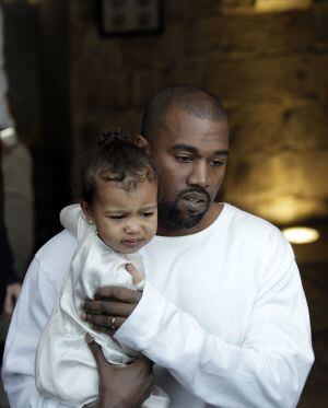 Kanye West lleva a su hija en brazos tras su bautizo en la iglesia armenia de St. James, en el este de Jerusalén.