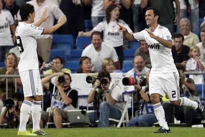 Özil y Carvalho celebran el tanto del Madrid ante Osasuna.