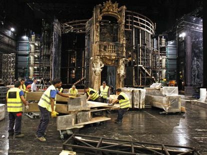 Desmontaje de escenarios en el Teatro Real.