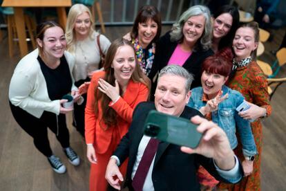 El líder laborista, Keir Starmer, se hace un selfi con un grupo de mujeres emprendedoras en un evento celebrado en Swindon (Reino Unido), el 18 de noviembre de 2022.