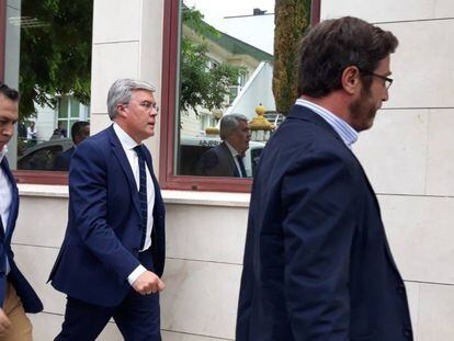 Fernández de Moya a su llegada al juzgado, en Jaén.