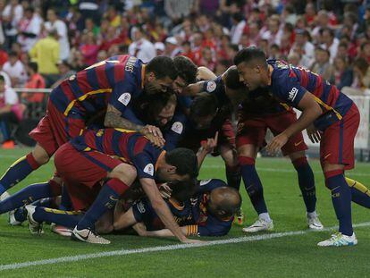 Los jugadores del Barcelona celebran el gol de Alba.