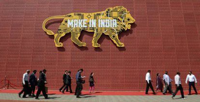 Un cartel de la campaña del Gobierno para potenciar la inversión industrial en India
