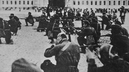 Revolucionarios durante el asedio al Palacio de Invierno en Petrogrado el 7 de noviembre de 1917.